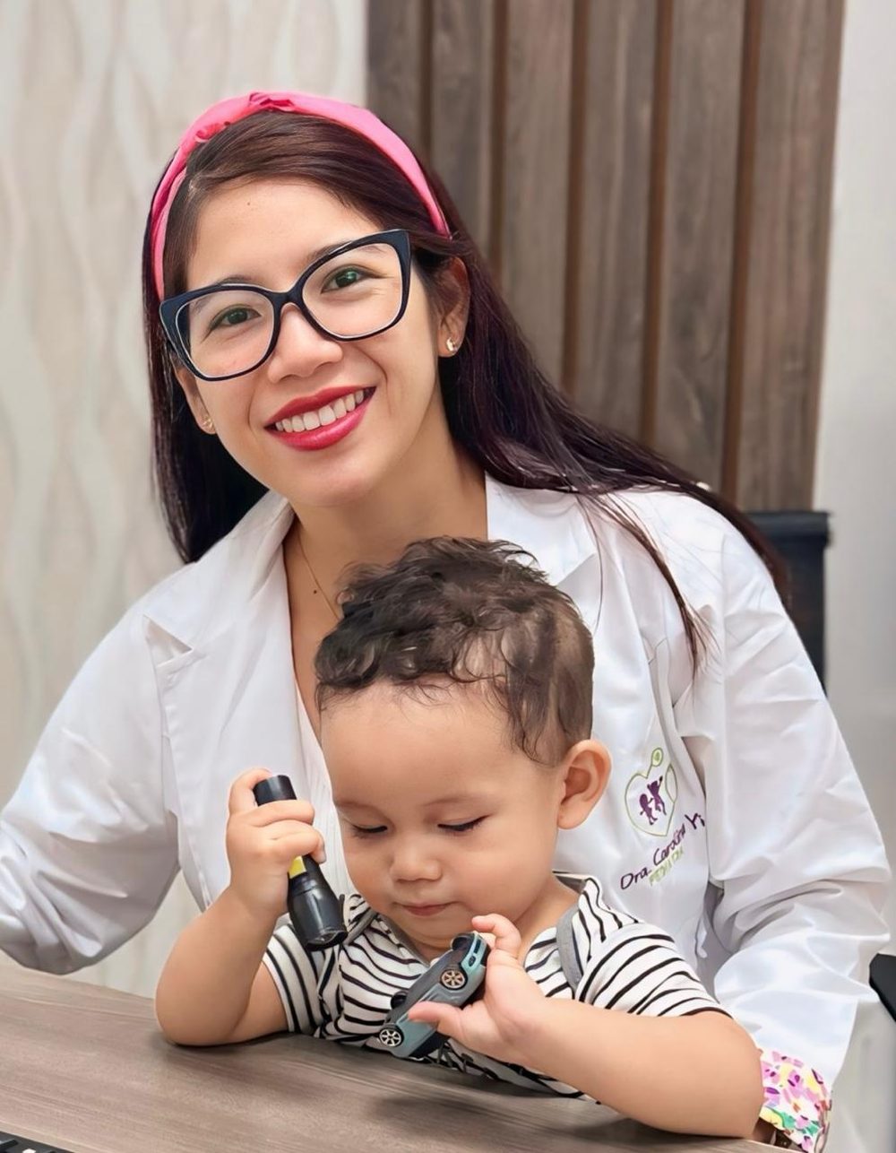 Dra. Carolina Yi con un bebé en consulta