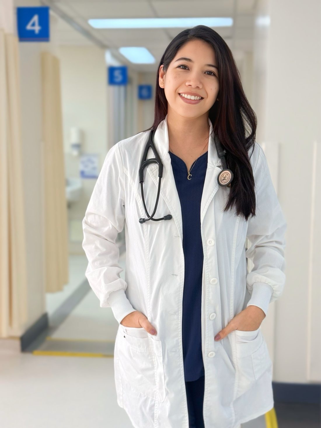 Dra. Carolina Yi, pediatra, en su consultorio